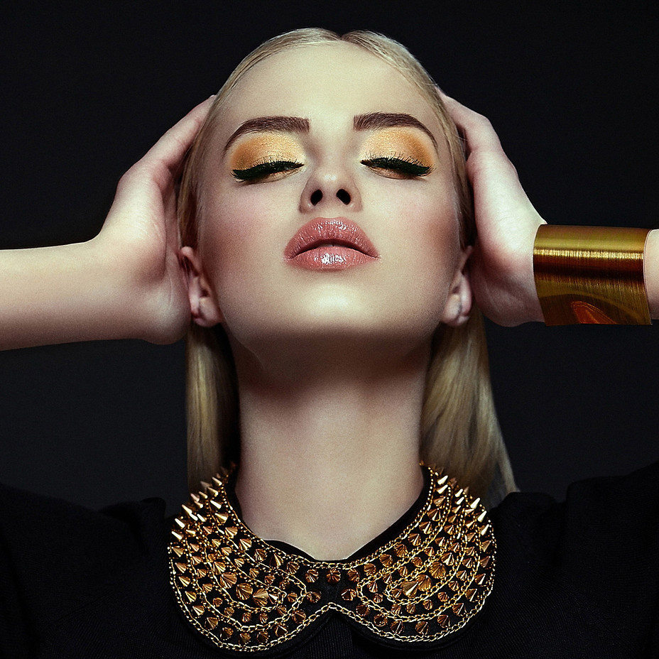 Fashionporträt mit goldfarbenem Augen-Make-up