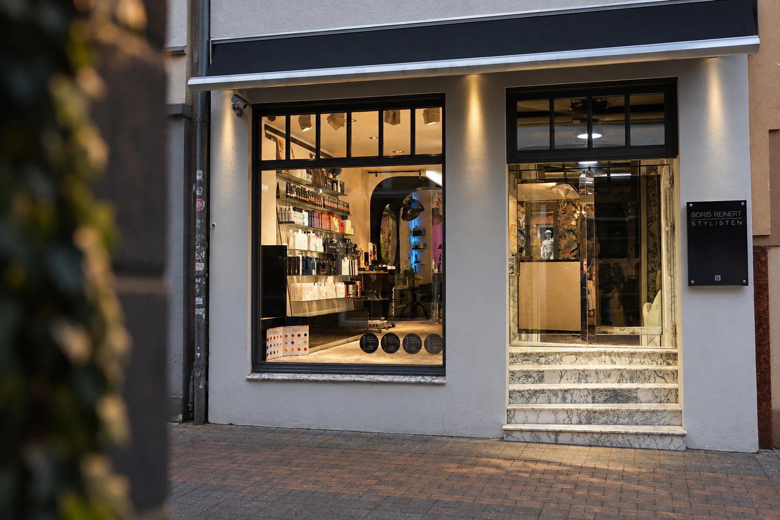 KI-generierte Fotoidee der Salon-Außenansicht in Stades Altstadt – Vorlage für eine echte Aufnahme