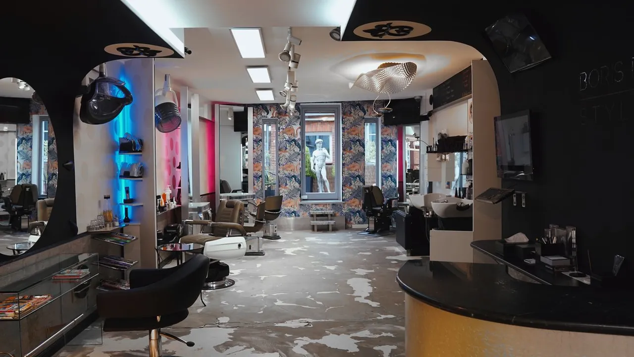 Blick durch den Salon mit Stylingplätzen und farbigen Lichtakzenten